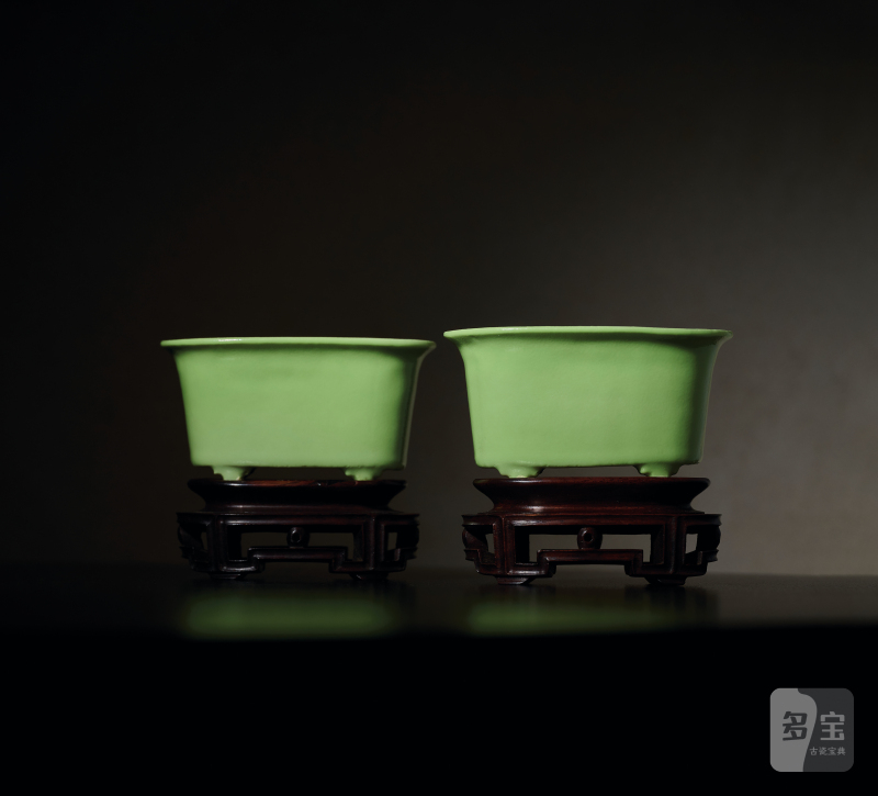 十八世纪 秋葵绿釉菖蒲盆一对（原配红木底座）